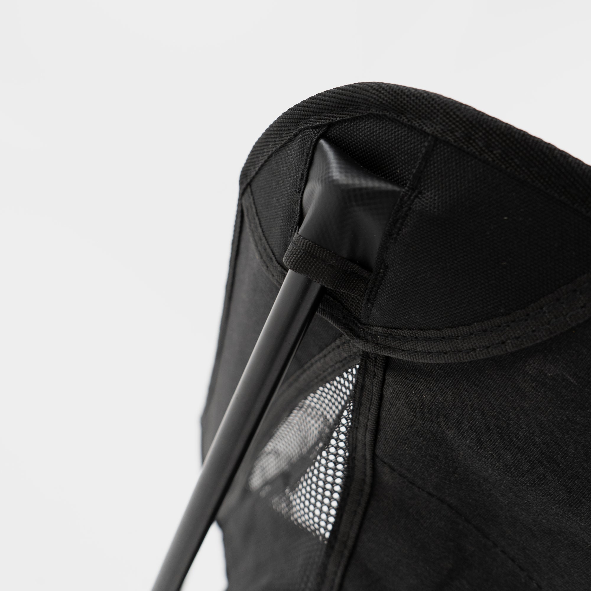 Campingstuhl mit seitlichen Lüftungsschlitzen im Bezug, vor weißem Hintergrund