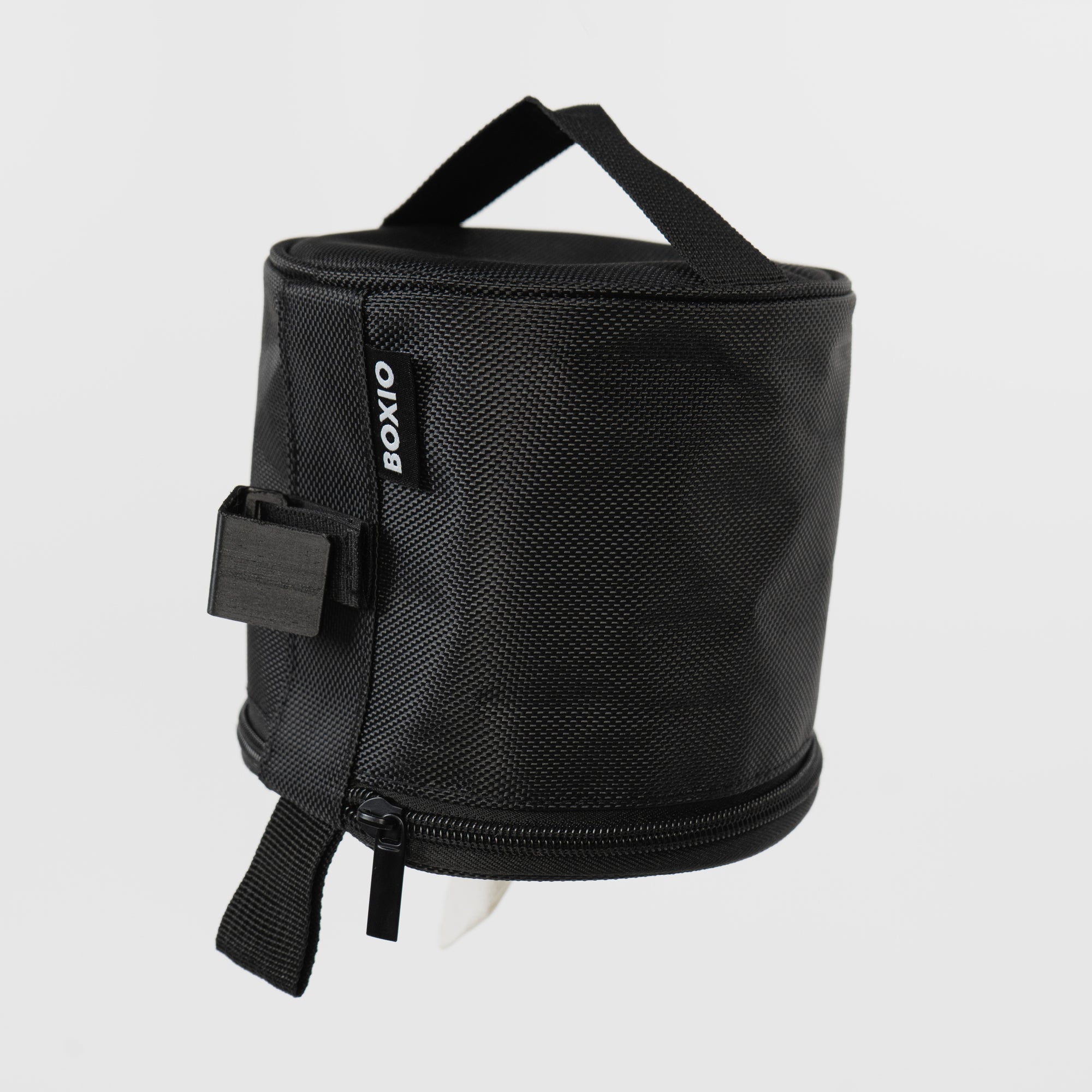 Schwarze, runde Aufbewahrungstasche mit Reißverschluss und Tragegriff, ideal für Reise- oder Freizeitnutzung.