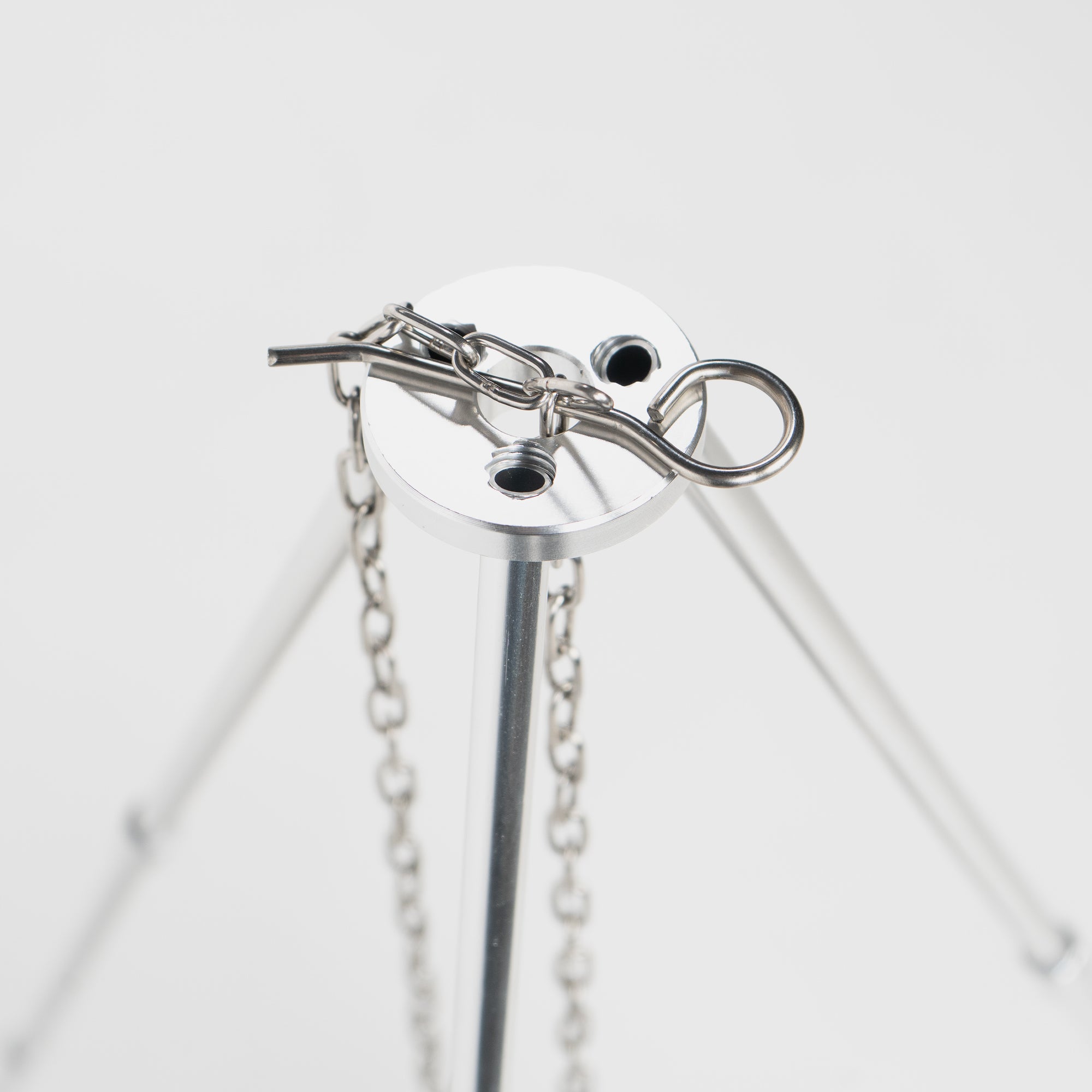 Metallene Tripod-Unterseite mit Kette und Verbindungselementen für stabile Aufhängemöglichkeiten.