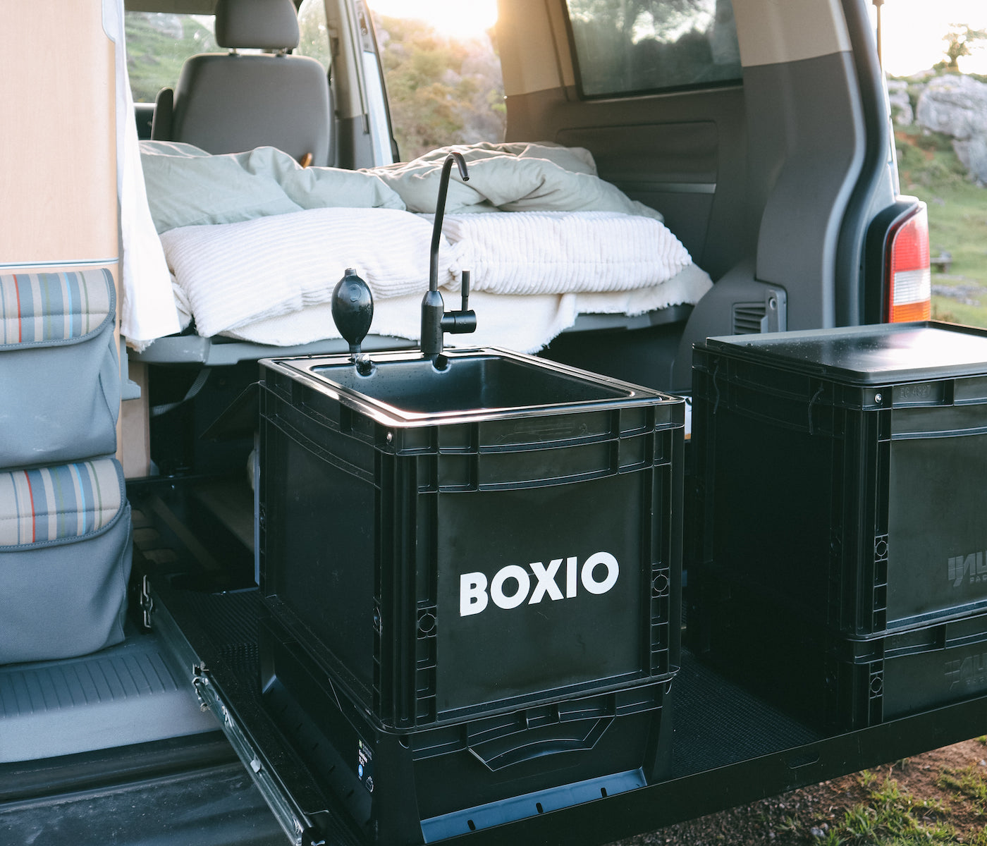 BOXIO - WASH : lavabo mobile avec pompe manuelle, évier pour van, camping  jardin, évier avec robinet, plastique, noir