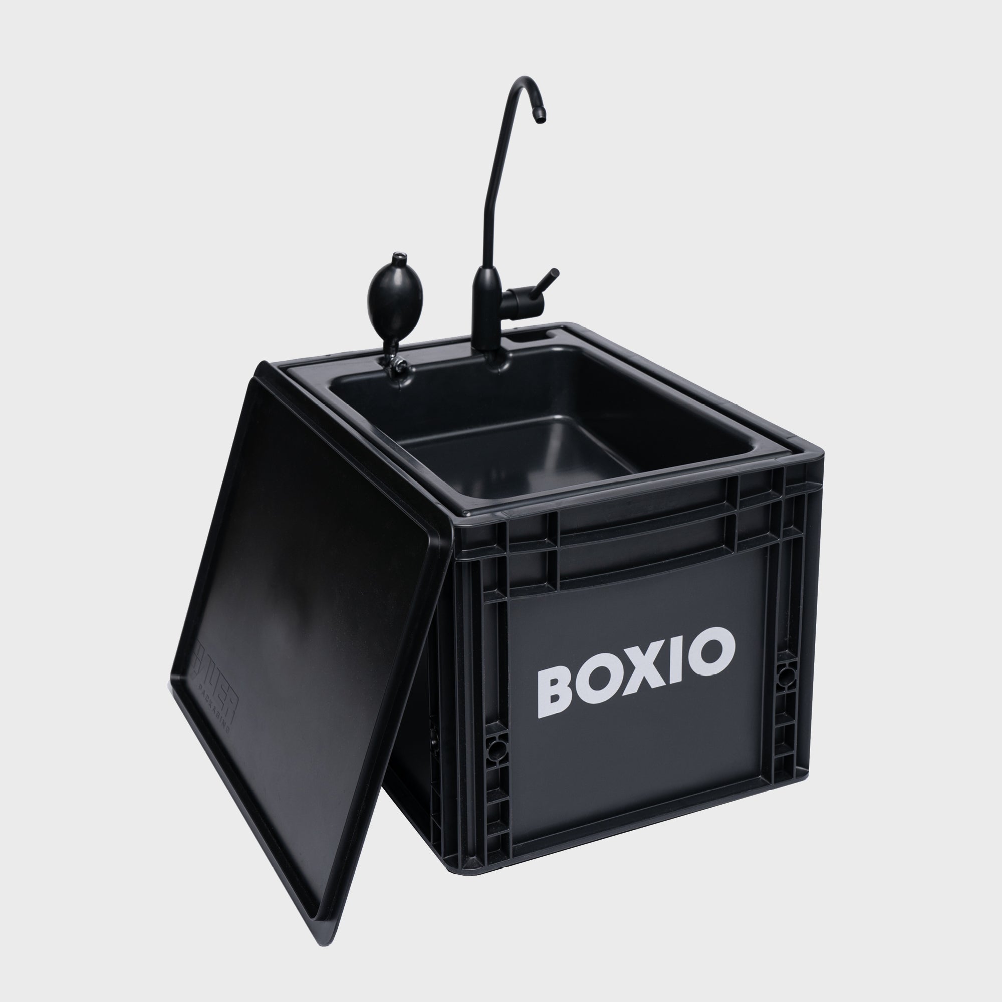 BOXIO WASH - mobiles Handwaschbecken in schwarzer Eurobox mit weißem Hintergrund